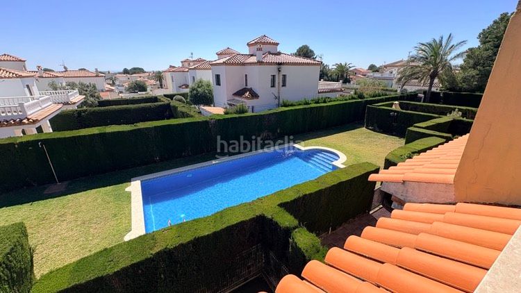 Foto b4d6d499-bb02-4eda-8d14-c38df53c8f79. Casa adossada amb aparcament piscina a Centre Miami Platja