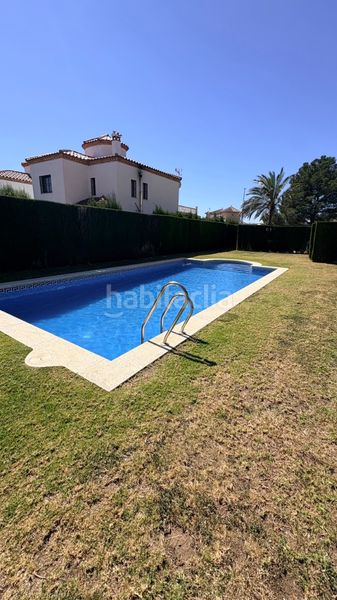 Foto fb86fe58-8bff-4fc2-9dd9-36200e9ed4de. Casa adossada amb aparcament piscina a Centre Miami Platja