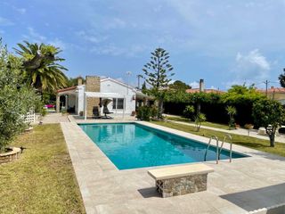 Chalet en Platja de Mont-roig. Chalet en san miguel  zona tranquila cerca de la playa.