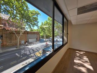 Miete Büro in Carrer de valència 359. Oficina diafana completamente reformada