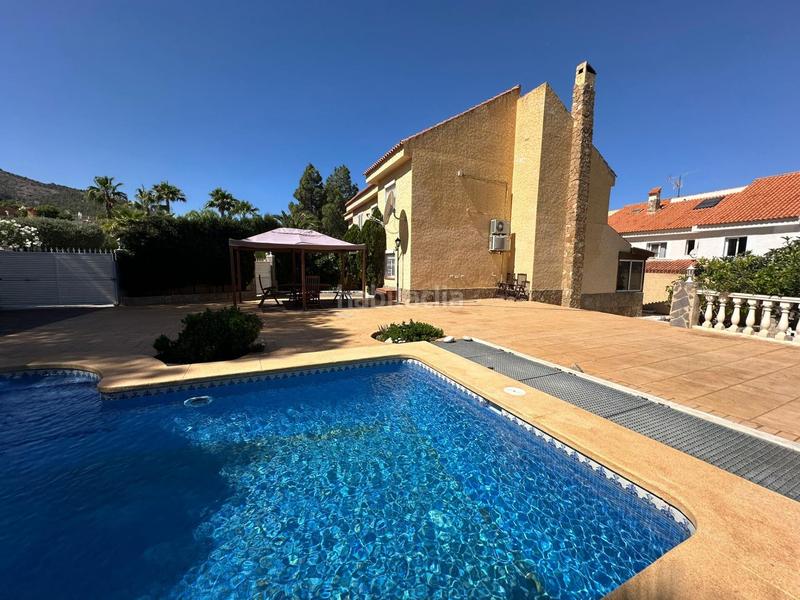Foto 54a8d2c1-3f95-4b04-8f73-2368b28fb094. Casa aparellada amb calefacció aparcament piscina a Benidorm