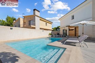 Chalet en Escandinavia-Cautivador. Exclusiva villa pareada de esquina en alfaz del pi
