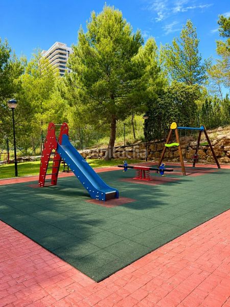 Foto 56745b32-78d7-44c4-9807-d4dd8dbc5e94. Apartament amb aparcament piscina a Via Parque Benidorm