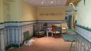 Local commercial  Calle valencia. Se vende local comercial .semireformado
