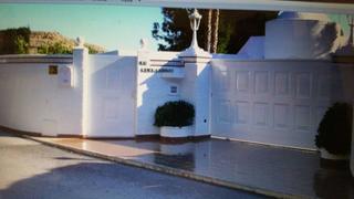 Xalet  Calle caligua. Se vende chalet de lujo,  piscina  ,  pista de baloncesto y futb