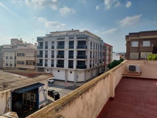 Appartement  Calle hermanos kenedy. Se vende piso de tres plantasgaraje para 6 cochesbuena zona