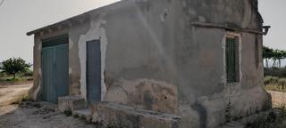 Terrain résidentiel à Monforte del Cid. Se vende terreno de  20.450 metros cuadrados con casa de 42 mtr