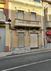 Mas�a  Plaza parador. Se vende casa unica, con doble casa y patio , en el centro del p