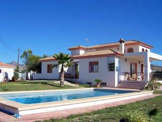 Xalet a Busot. Se vende chaletsbuena zona  piscina  reformado listo para vivr