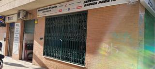 Local commercial à Campoamor. Se vende local salida de humosbien situado  ideal para negocio