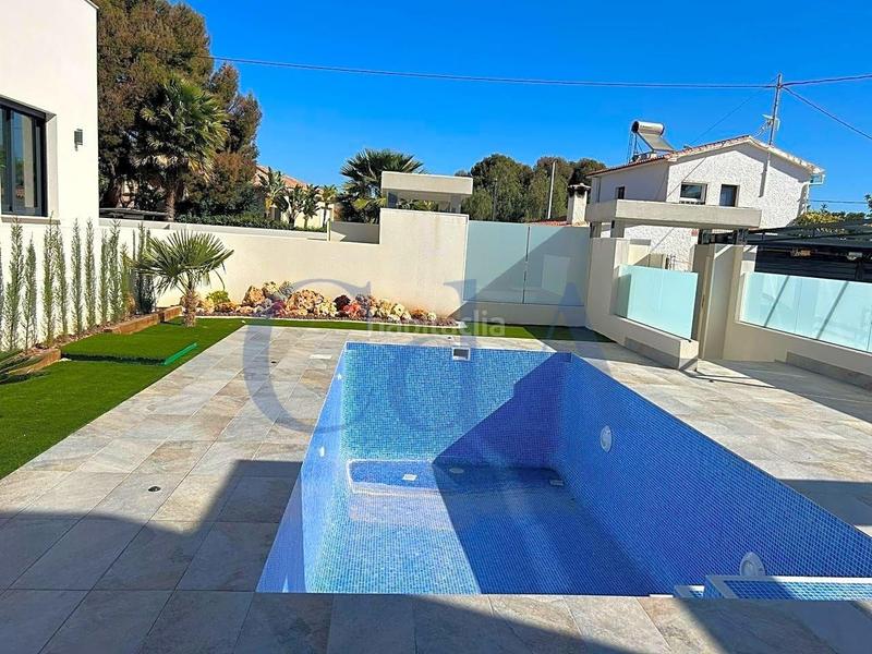 Foto 72ed9924-a7d9-42bf-82f7-d0e111fb4c7b. Xalet amb calefacció aparcament piscina a Playa Muchavista Campello (el)