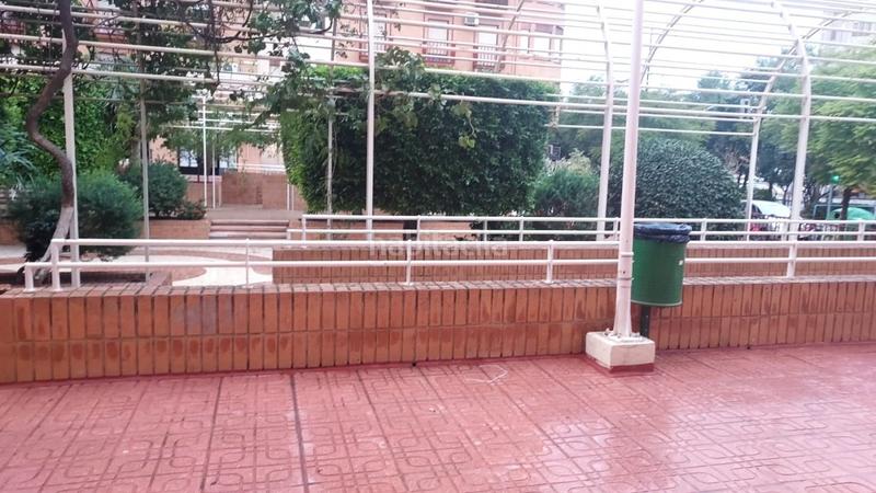 Foto b61139b0-e2ef-4743-a636-6099a3d1c8b9. Alquiler local comercial se alquila local puerta automatica frente hospital general en Alicante