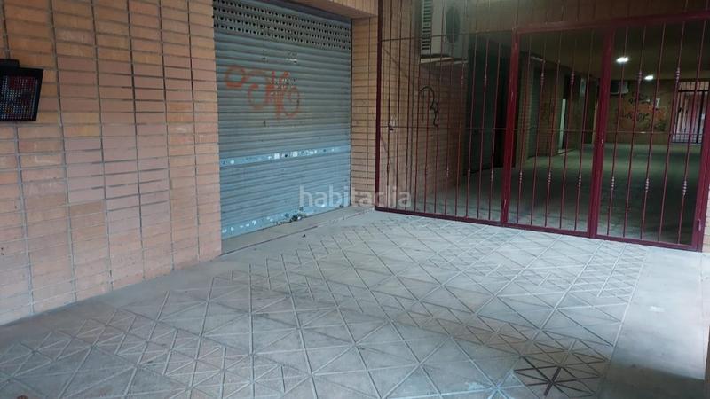 Foto f8e4aedd-be7f-4e68-9b3b-4860dbed37b3. Alquiler local comercial se alquila local puerta automatica frente hospital general en Alicante