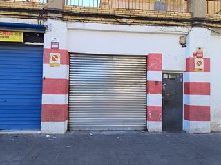 Affitto Posto auto in Colonia Requena. Se alquila garaje para coche pequeño  cerrado  trastero