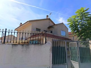 Miete Chalet in Monforte del Cid. Se alquila bungalow en muy buena zona, de 4 habitaciones y 2 bañ