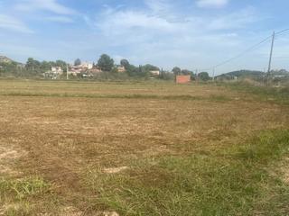 Masia a Santa Bárbara. Campo de tierra con muy buena comunicacion