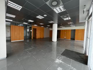 Local commercial à Núcleo Urbano. Local esquinero en venta en calle principal