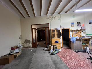 Casa a Santa Bárbara. Casa situada en buena zona, con solar de 156 metros