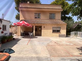 Chalet en Urbanizaciones. Chalet con gran terraza a 2km del pueblo