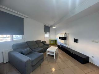 Location Appartement à Parque de la Bombilla. Piso seminuevo en alquiler amueblado