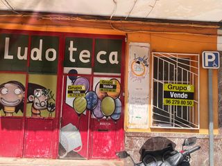 Business premise in Parque de la Bombilla. Local comercial con patio interior