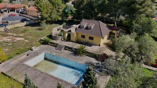 Chalet in Urbanizaciones. Chalet en lliria tu oasis privado con amplia parcela y vistas es