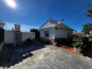 Chalet en Urbanizaciones. Chalet independiente en lliria con piscina y amplia parcela