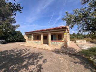 Xalet a Santa Bárbara. Chalet con extensa parcela en les mallaes