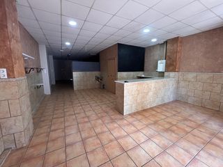 Lloguer Local Comercial a Parque de la Bombilla. Local comercial en perfecto estado con mucho paso de gente