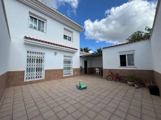 Casa a Domeño. Acogedora casa seminueva en domeñolliria, cerca del hospital, co