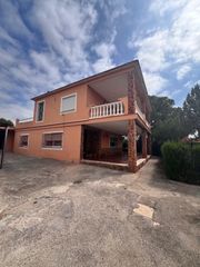 Xalet a Urbanizaciones. Chalet urbano con amplia terraza