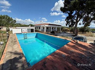 Xalet a Santa Bárbara. Chalet con piscina, garaje grande y terreno para caballos
