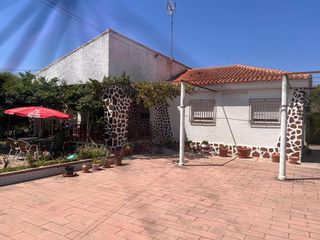 Chalet in Vilamarxant. Chalet esquinero con amplia parcela