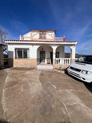 Chalet in Villar del Arzobispo. Chalet con gran parcela en villar del arzobispo