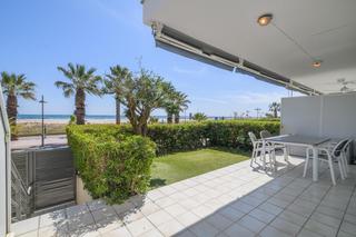 Planta baixa  Avenida prat del. Planta baja con vistas al mar y salida a la playa, tu oasis en e
