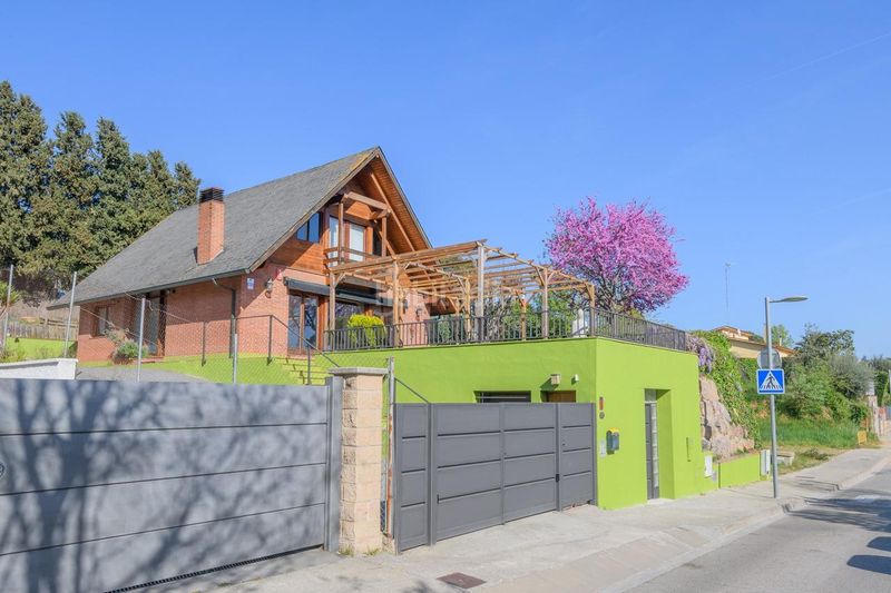 Foto 75800d32-744e-44f0-8e2d-8282b6f3d6fe. Casa amb aparcament a Lliçà d´Amunt