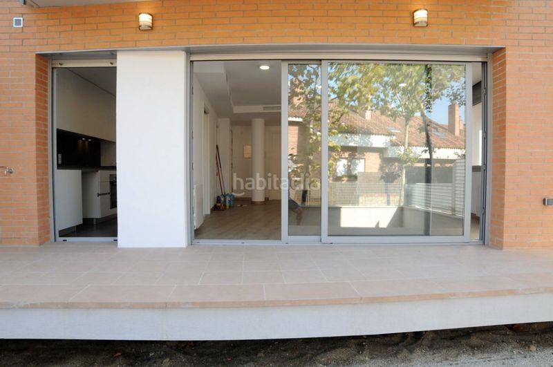 Foto 2d7176a0-a79c-4541-8050-a0381c13319d. Alquiler piso planta baja luminosa, exterior y con terraza en obra nueva del 2017. con parking y trastero en Tiana