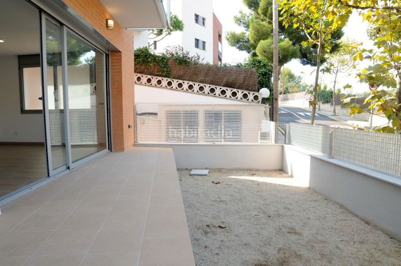 Foto 3baa35b1-844f-4e18-988d-34f0eb776041. Alquiler piso planta baja luminosa, exterior y con terraza en obra nueva del 2017. con parking y trastero en Tiana