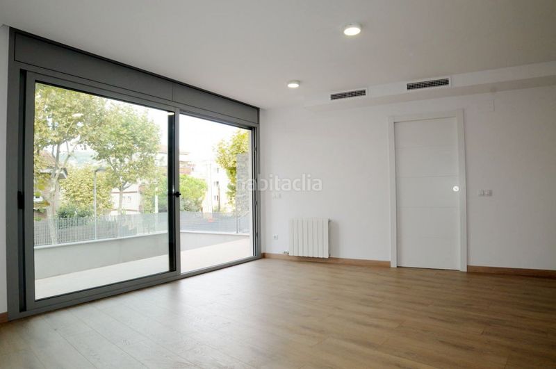 Foto 4544b9a1-c2ad-4540-83e2-ed9ec806f7ff. Alquiler piso planta baja luminosa, exterior y con terraza en obra nueva del 2017. con parking y trastero en Tiana