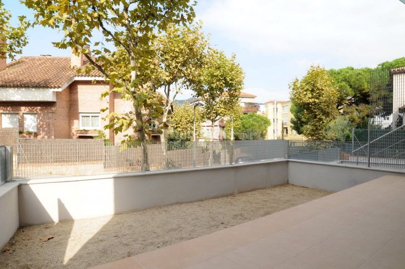 Foto 80184ae2-ca39-4a5f-89e5-7456ee3d8496. Alquiler piso planta baja luminosa, exterior y con terraza en obra nueva del 2017. con parking y trastero en Tiana