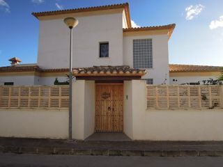 Chalet en Cometa-Carrió. Exclusiva villa con piscina tipo infinity con vistas abiertas al