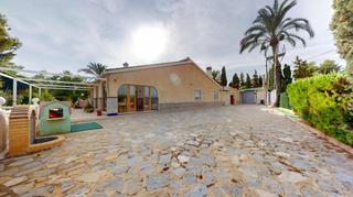 Xalet a Cortes-Huertas. Chalet con gran potencial en las bayas, elche  ideal para transf