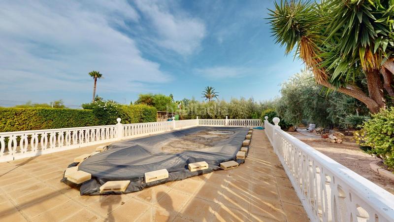 Foto 31356635-638d-4aa9-9f19-4b121b6a70dd. Chalet  con gran potencial en Las Bayas, elche ideal para transformar en un oasis ibicenco !! en Elche / Elx