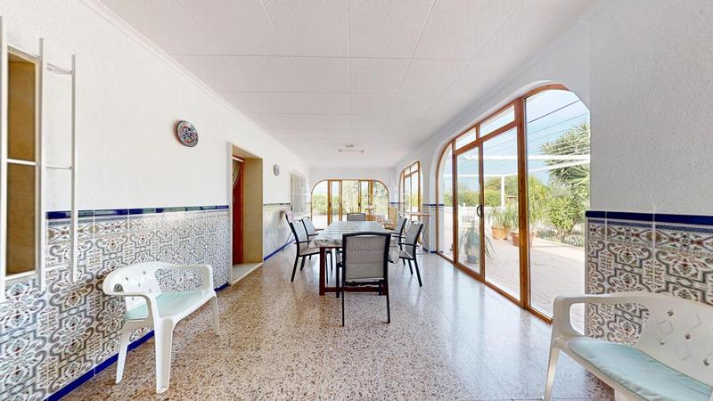 Foto 4343733f-a19f-43e1-9c2f-2464925543de. Chalet  con gran potencial en Las Bayas, elche ideal para transformar en un oasis ibicenco !! en Elche / Elx