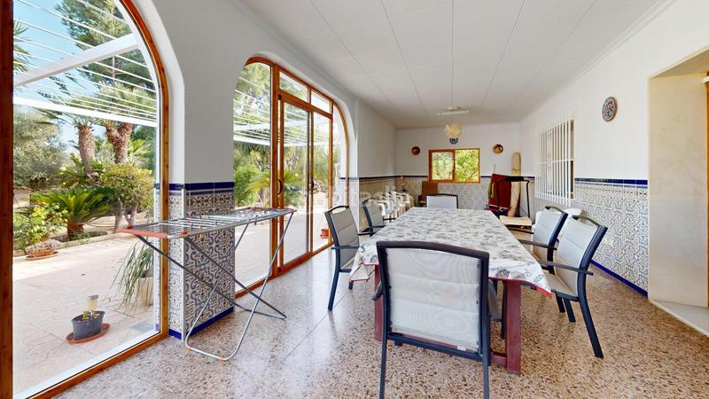 Foto 8fd8d663-6b09-40da-ad0e-535bb8c165a5. Chalet  con gran potencial en Las Bayas, elche ideal para transformar en un oasis ibicenco !! en Elche / Elx
