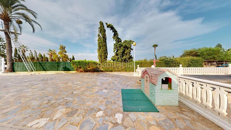 Foto be7c0c8d-a8c4-43ce-bead-65b3e2f26d12. Chalet  con gran potencial en Las Bayas, elche ideal para transformar en un oasis ibicenco !! en Elche / Elx