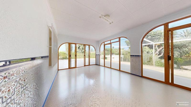 Foto eab8c264-e82f-46d4-bbec-29870b426057. Chalet  con gran potencial en Las Bayas, elche ideal para transformar en un oasis ibicenco !! en Elche / Elx