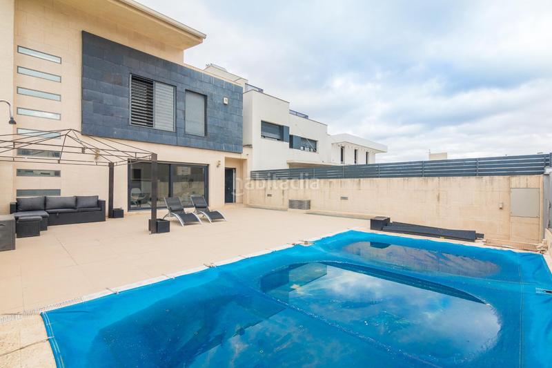 Foto 235684a1-1f81-4197-8ccc-1fcbe62ff149. Chalet  independiente en zona residencial prestigiosa huerto travalon proximo al estadio martinez valero elche en Elche / Elx