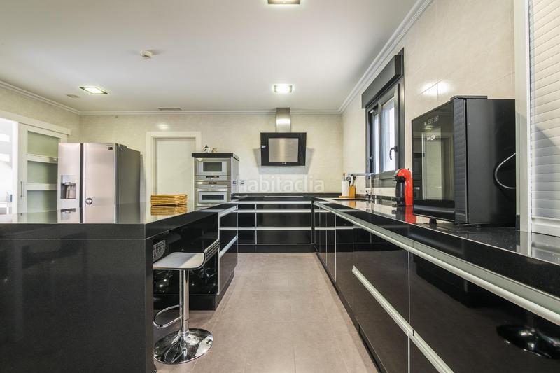 Foto 67bf7fda-4127-4197-bdd4-9e3d94876dae. Chalet  independiente en zona residencial prestigiosa huerto travalon proximo al estadio martinez valero elche en Elche / Elx