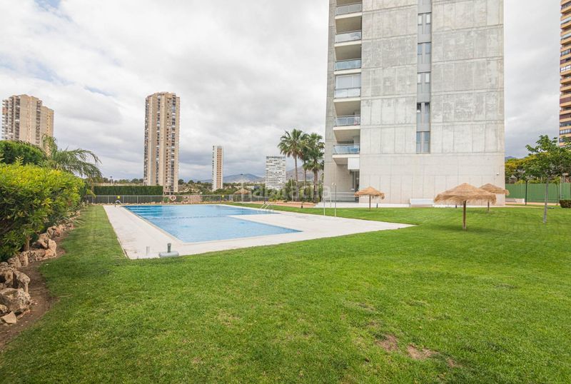 Foto f630a5ff-2dac-4955-98b7-df473d2ef6c2. Àtic amb aparcament piscina a Via Parque Benidorm